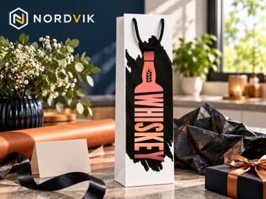 Dárková papírová taška 12 × 30 × 9 cm, motiv WHISKEY, produktová fotografie v prostředí Nordvik