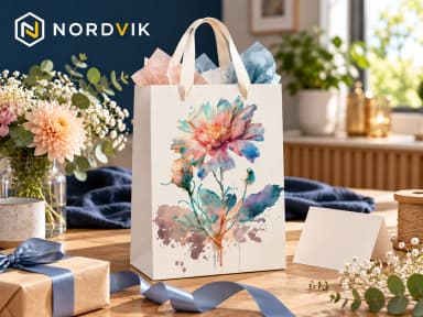 Dárková papírová taška M 18 × 23 × 10 cm, akvarelové květiny, produktová fotografie v prostředí Nordvik