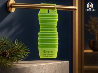 4Toilet vonná záveska do interiéru Borovice, 1 ks, produktová fotografie v prostředí Nordvik