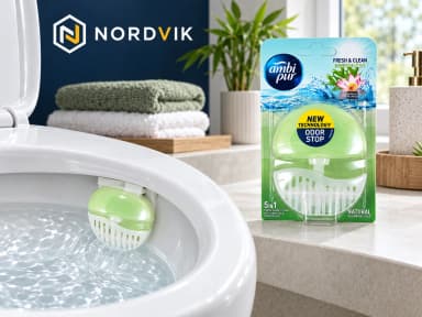 Ambi Pur WC záveska Bamboo & Lotus 5v1, 55 ml, produktová fotografie v prostředí Nordvik
